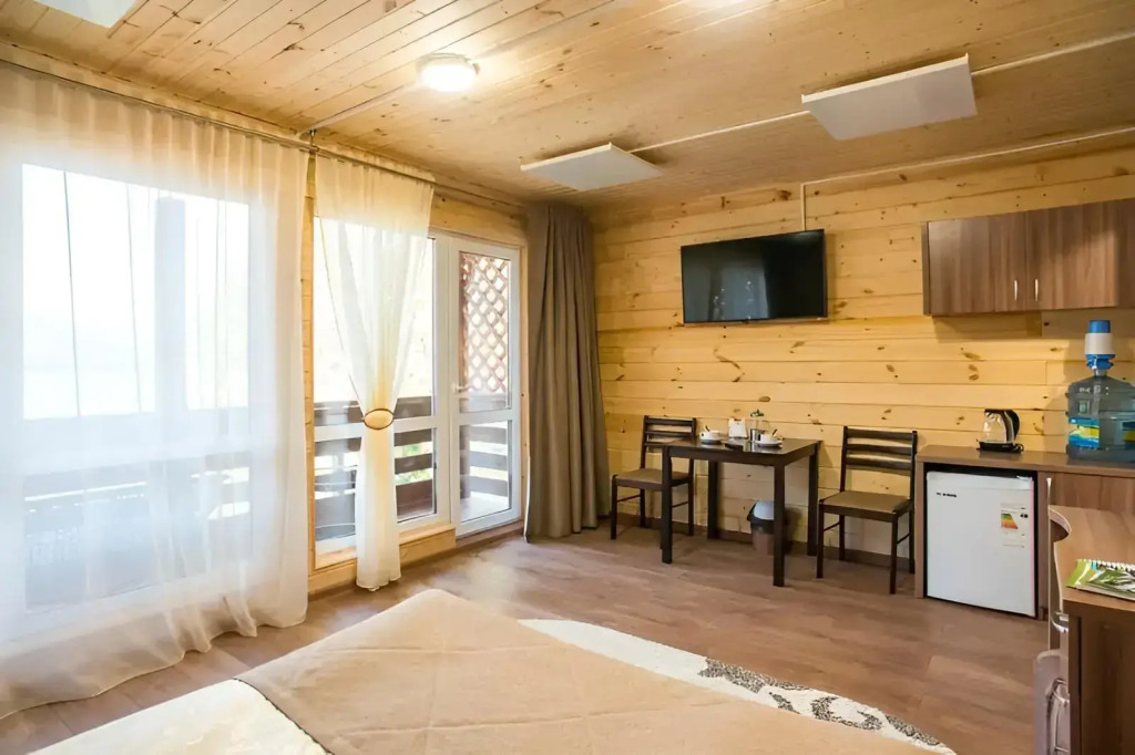 Коттедж с балконом и с видом на озеро в Горное озеро