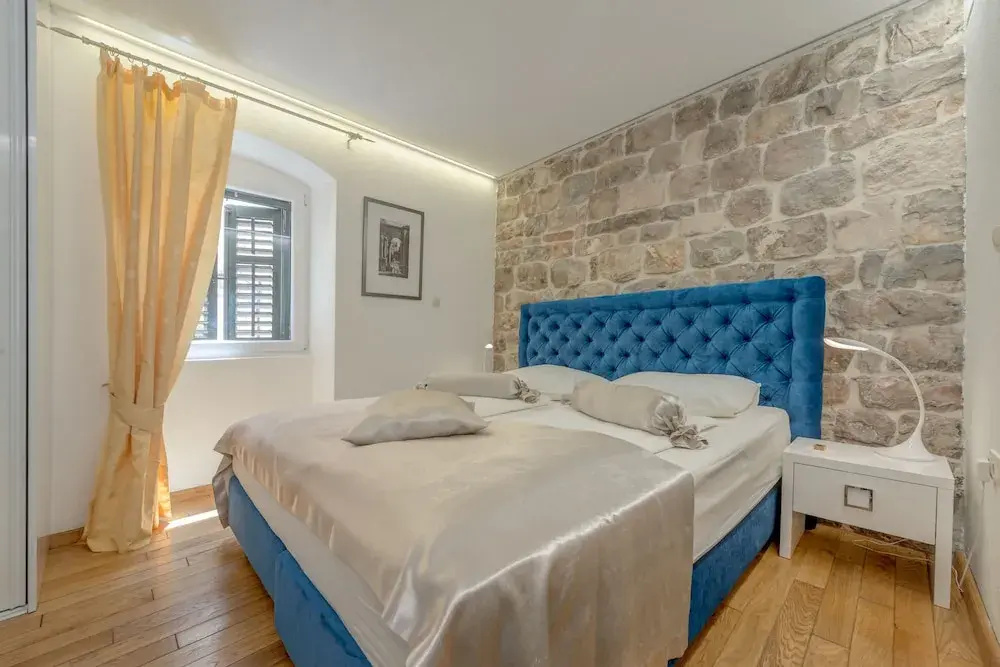 Deluxe Double room with city view (full double bed)