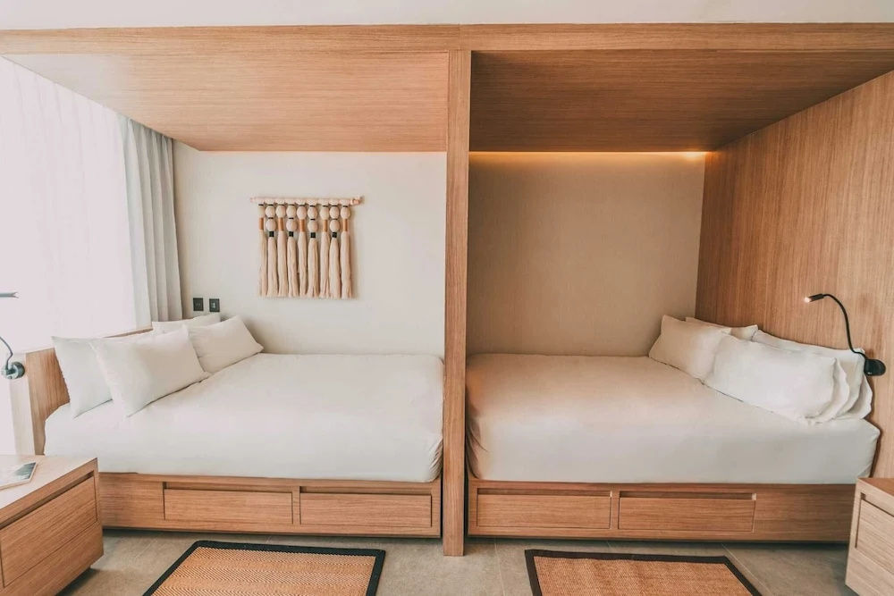 Standard Quadruple room with city view