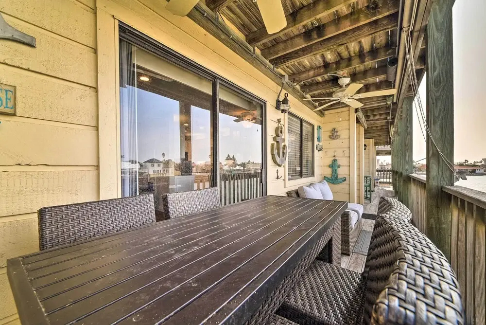 Bright and Breezy Condo, 2 Mi to Whitecap Beach!