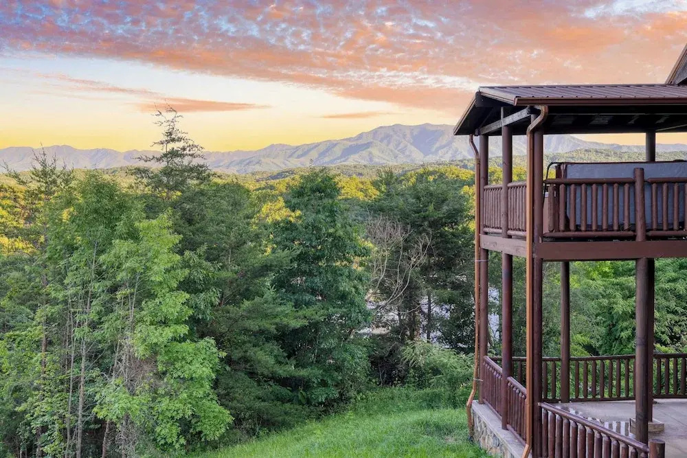 Smoky Vista Lodge by Avantstay Luxury Cabin w/ Elevator, Theater & Hot Tub Near Dollywood