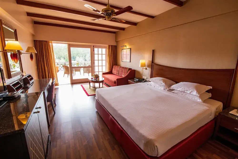 1 Bedroom Deluxe Double room with lake view (full double bed)