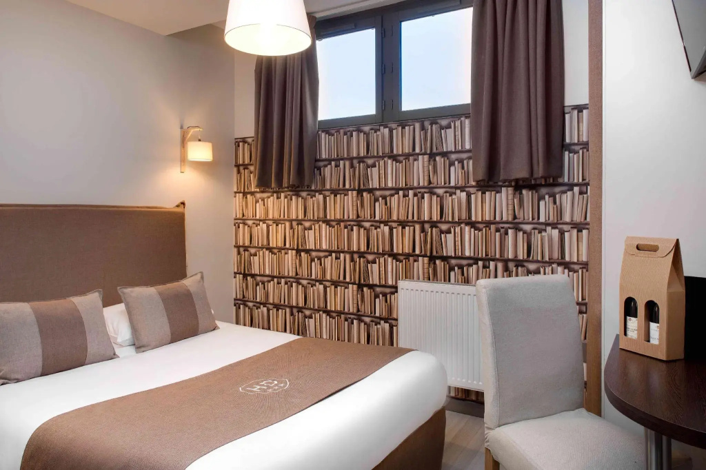 Small Double room (full double bed)