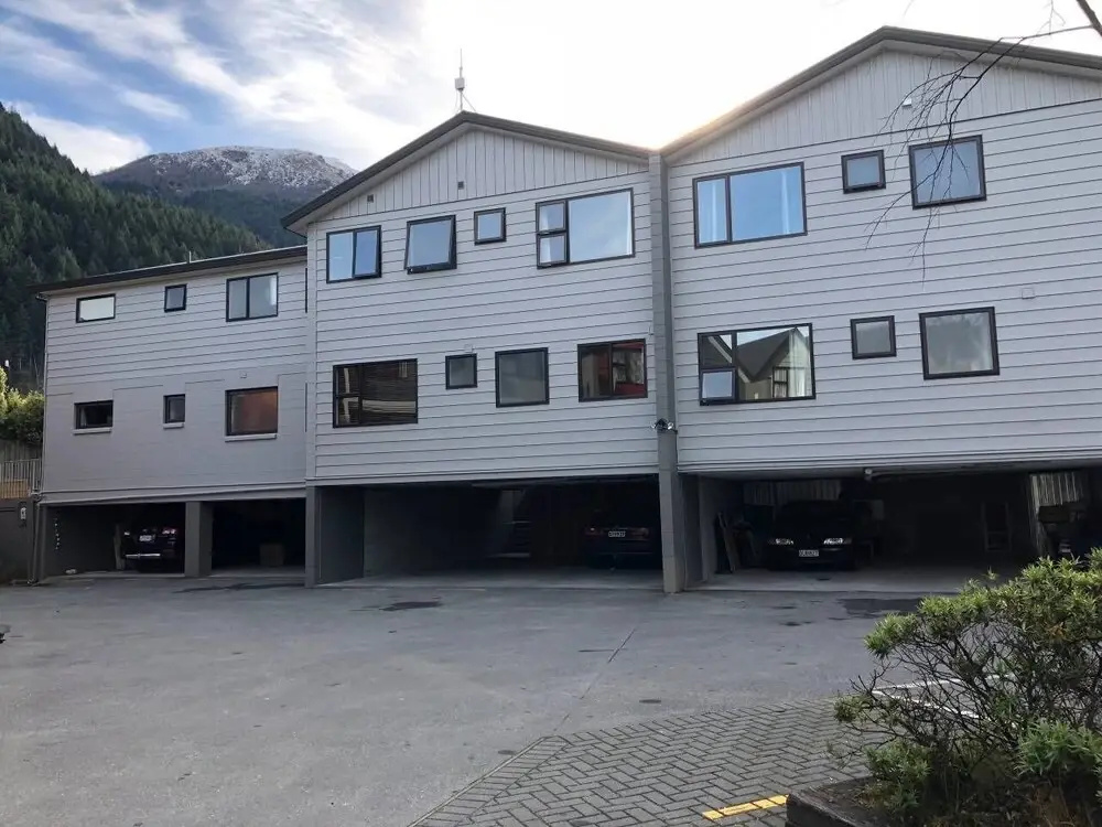 Spacious Central City Apartment with Parking