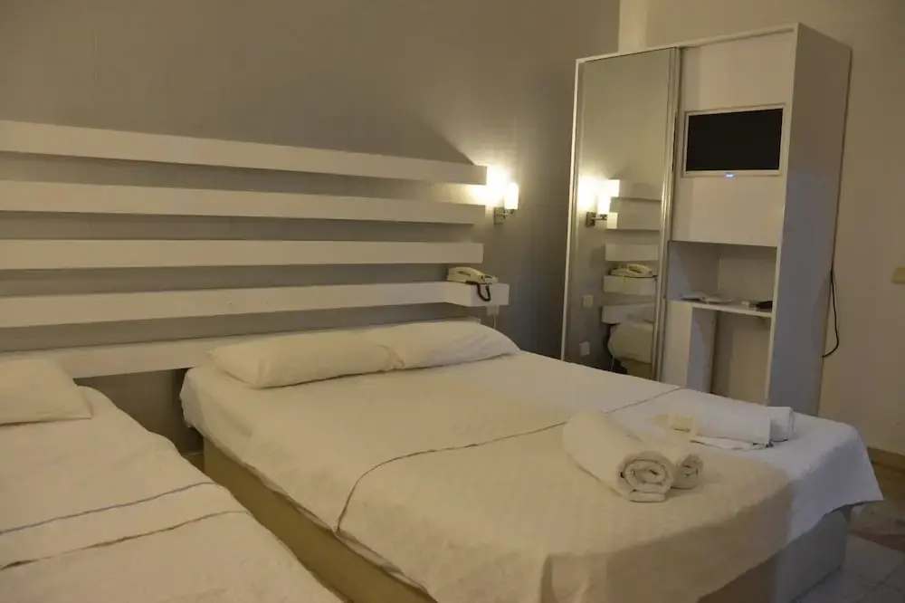 Standard Triple room with balcony and with partial sea view