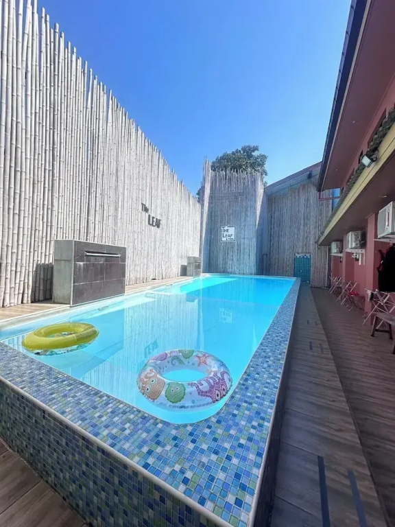 The leaf&pool hostel — фото
