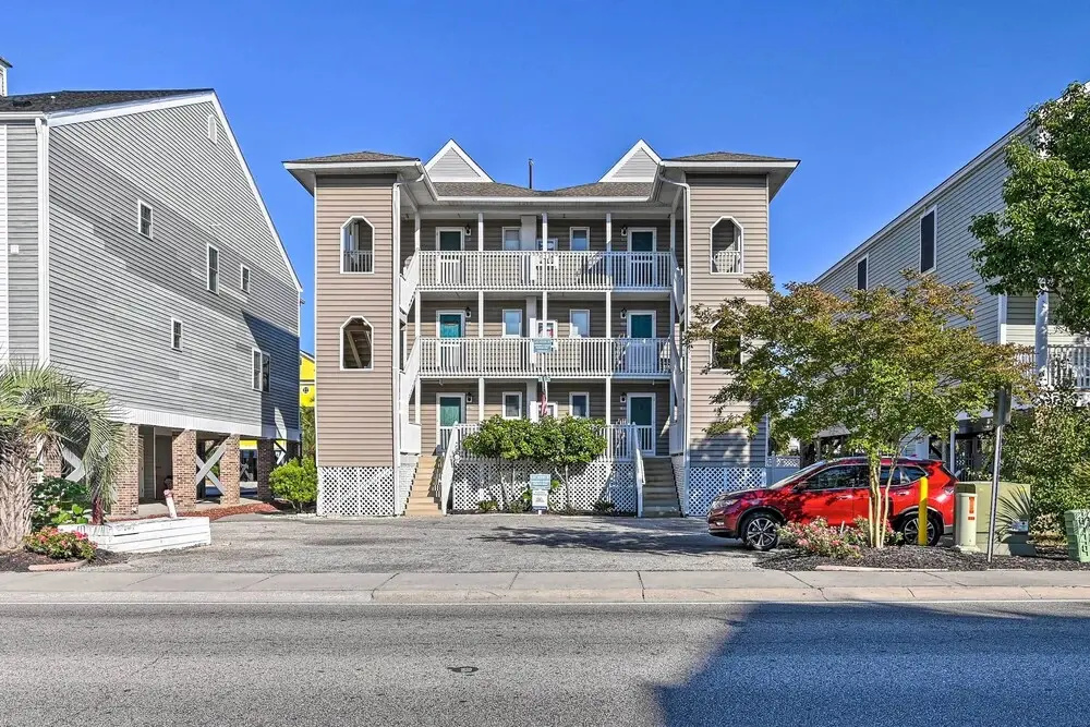 Eclectic Condo w/ Balcony: 1 Block to Beach!