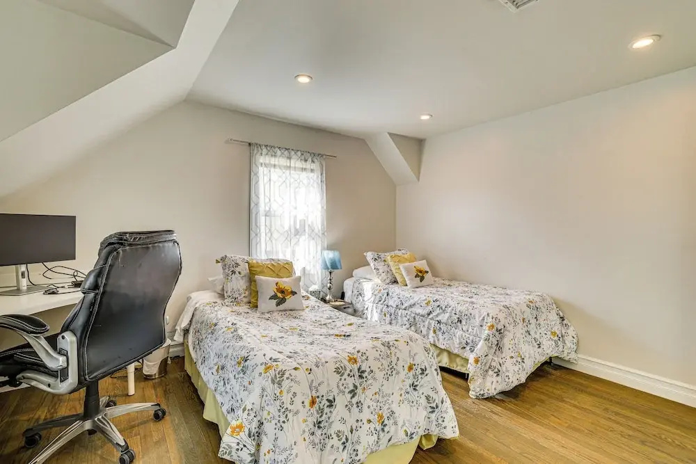 New Haven Gem w/ Private Pool, Walk to Beach! — фото 3