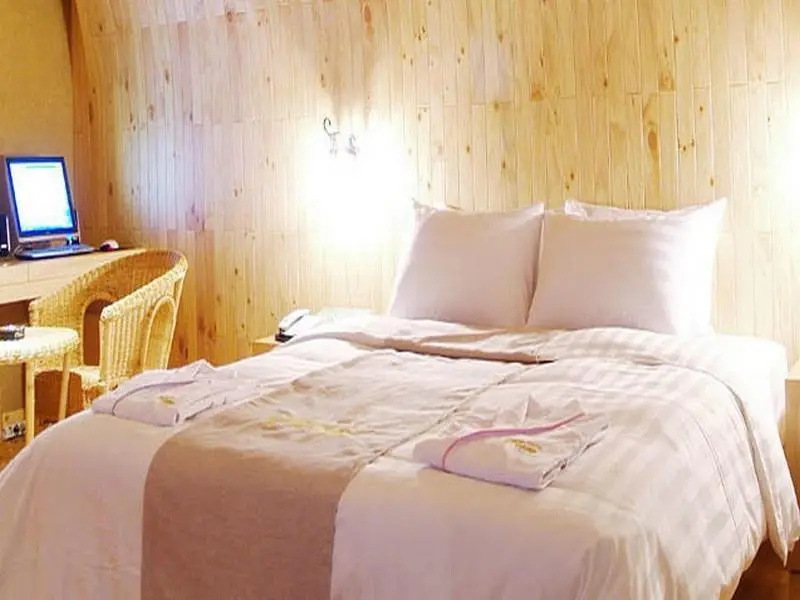 Deluxe Double room (full double bed)