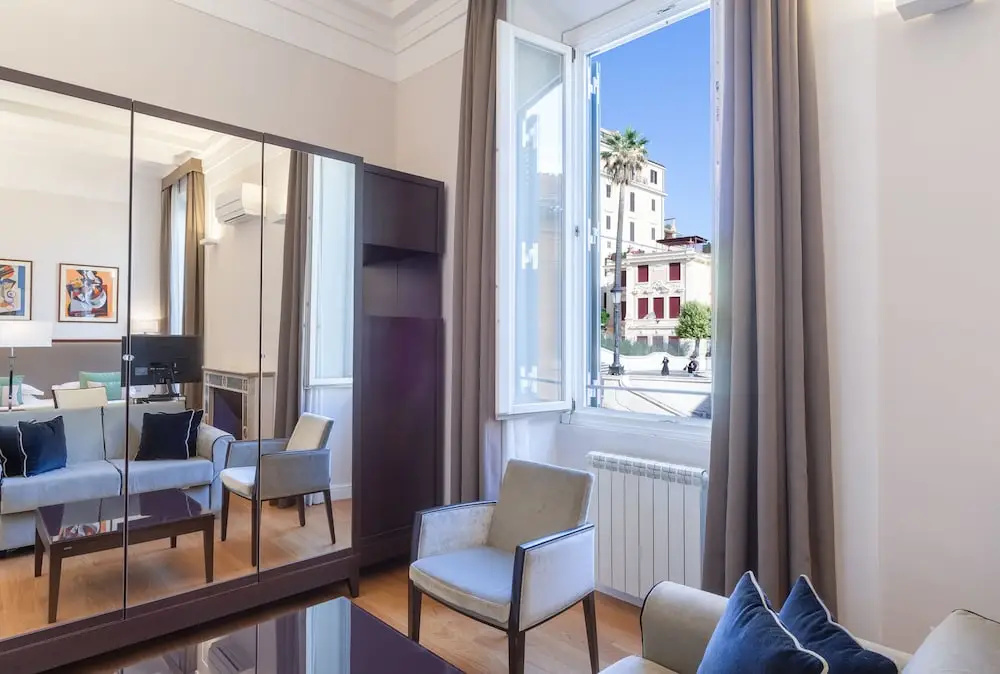 Deluxe Triple room with city view