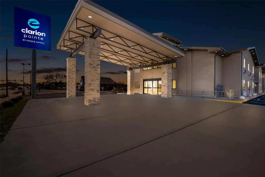 Clarion Pointe Milwaukee Airport