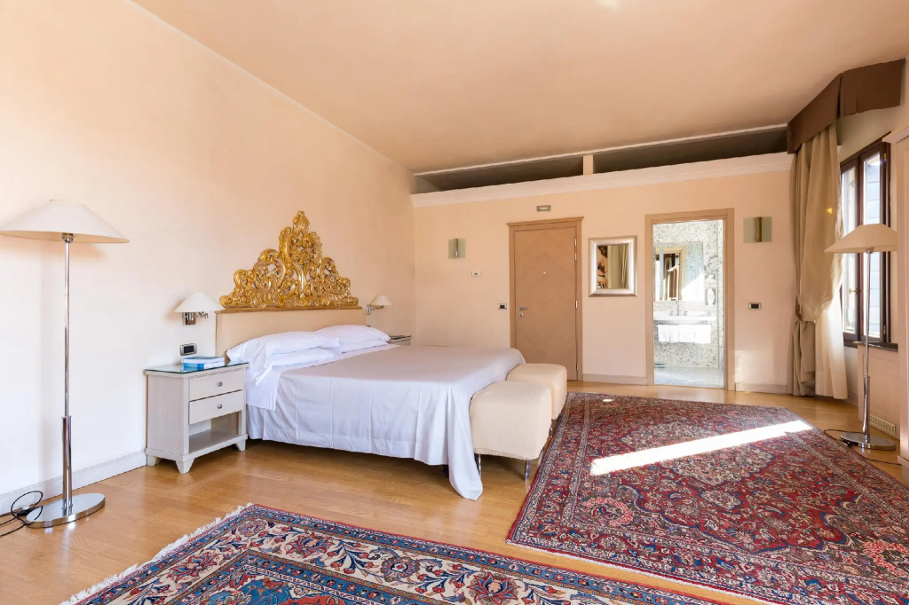 Exclusive Suite with canal view