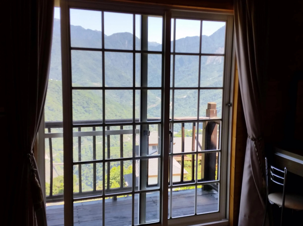 Standard Family room with mountain view