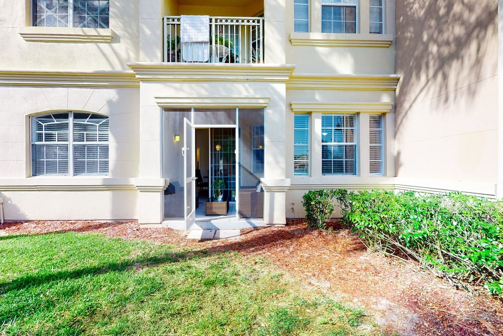 Ground Floor Condo With Shared hot tub & Pool, Wifi, Lanai, W/d, & AC