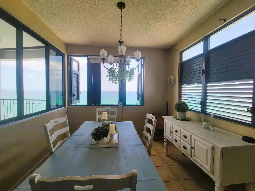 Beachfront condo with sunset views great breeze,