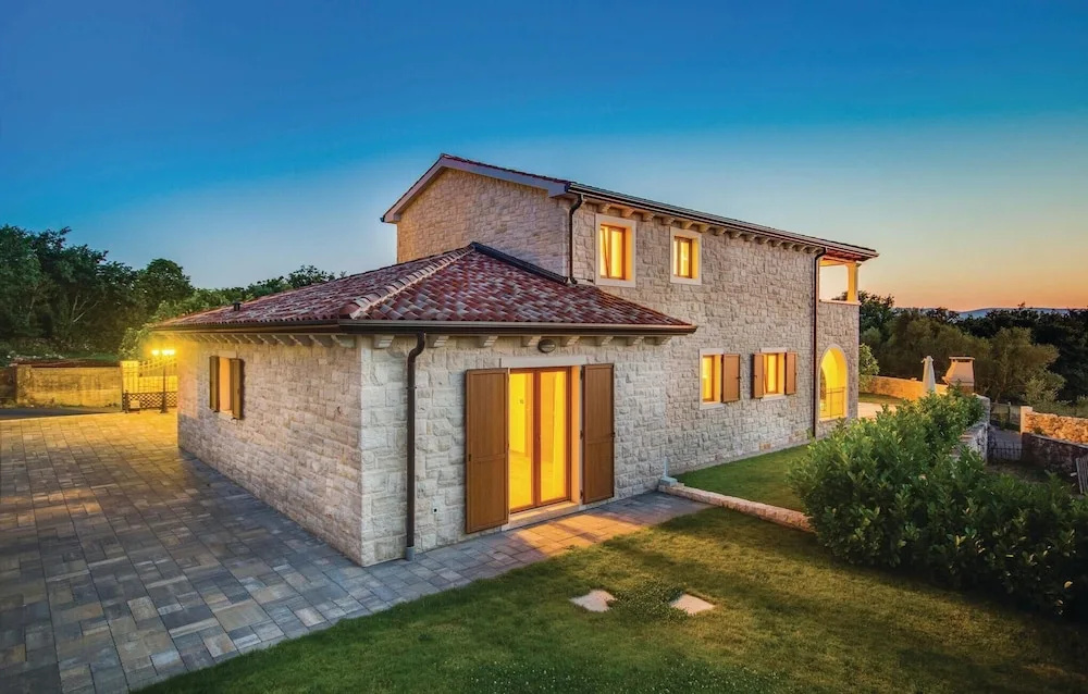 Stunning Home in Turcic With Wifi and 4 Bedrooms