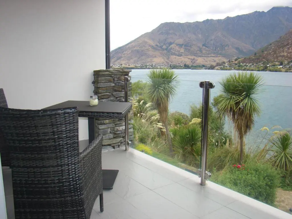 Luxury Lakeside Studio