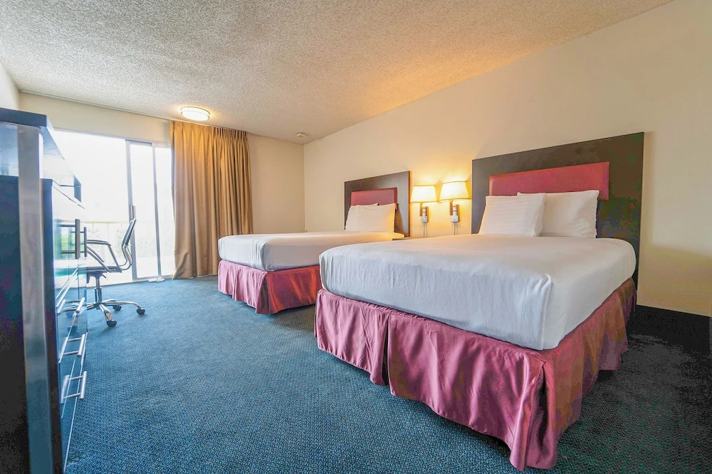 Standard Quadruple room with balcony and with pool view