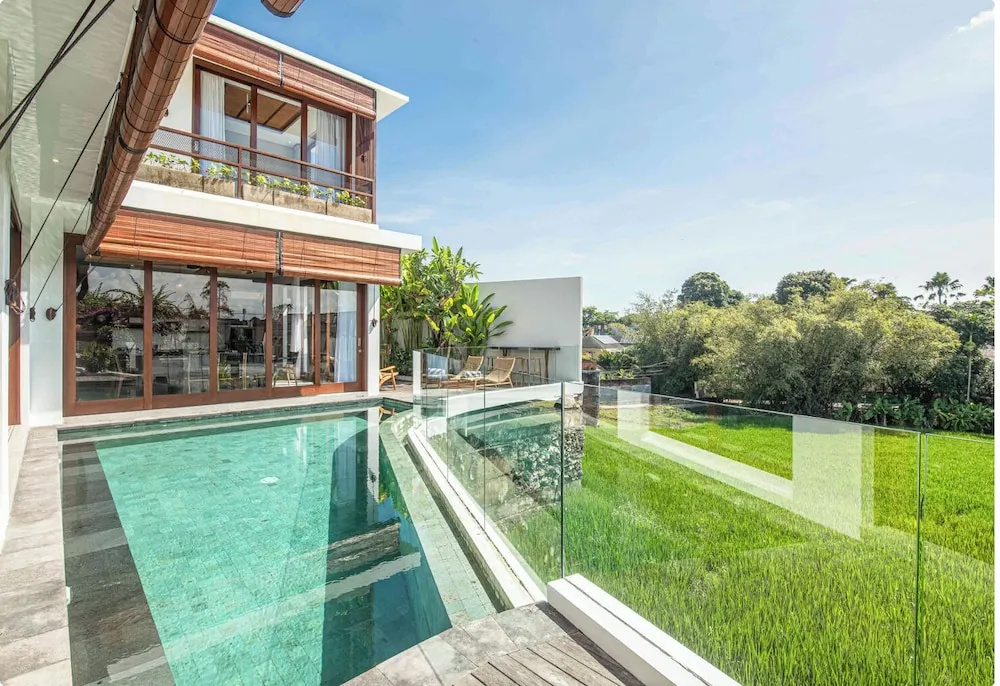 Luxury 5-bedroom Canggu Beach Villa Scenic View