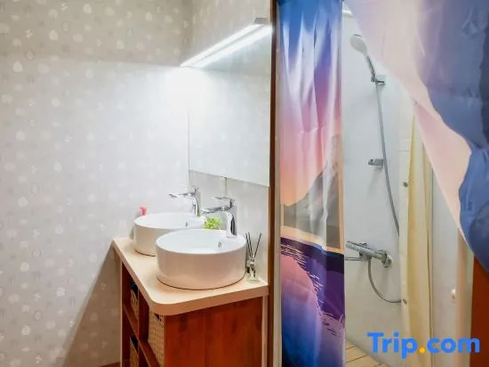 10 min to Fuji-Q | 6 min to Lake Kawaguchiko | 4 min to Open-Air Onsen | BBQ Area | Sleeps 12 in Narusawa