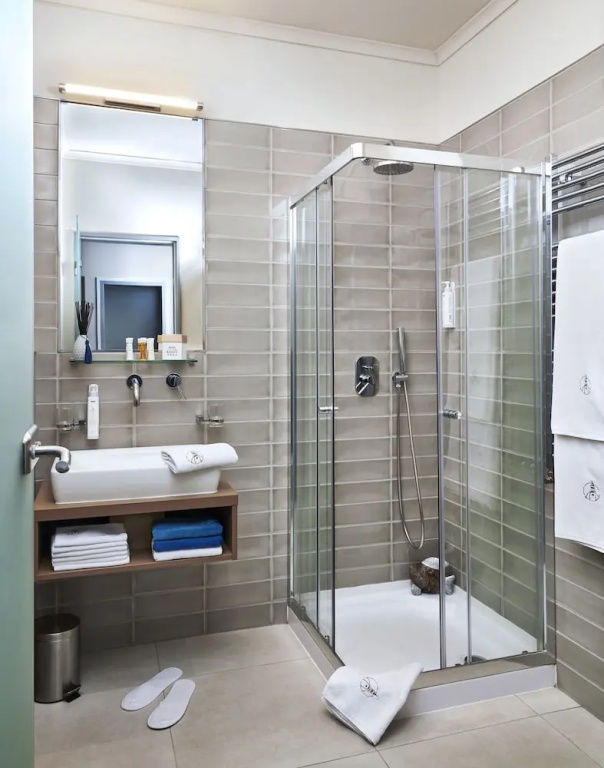 Deluxe Double room with city view (full double bed)