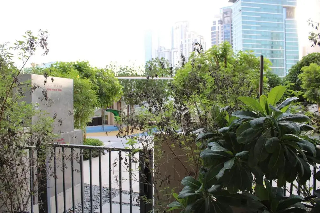 Guests and Cohost - Luxe Apt With Huge Terrace Facing Swimming Pool