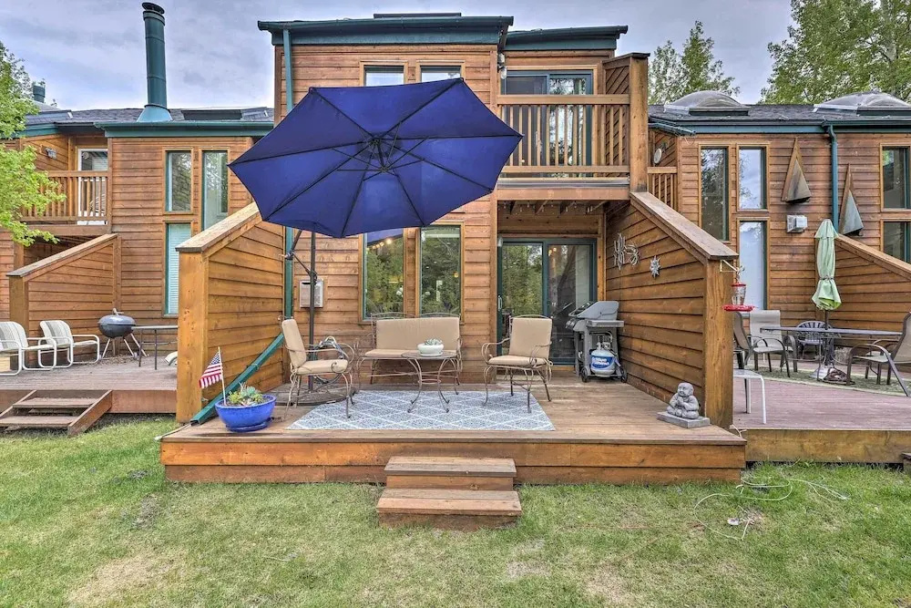 7 Mi to Ski: Waterfront Townhome in Frisco!