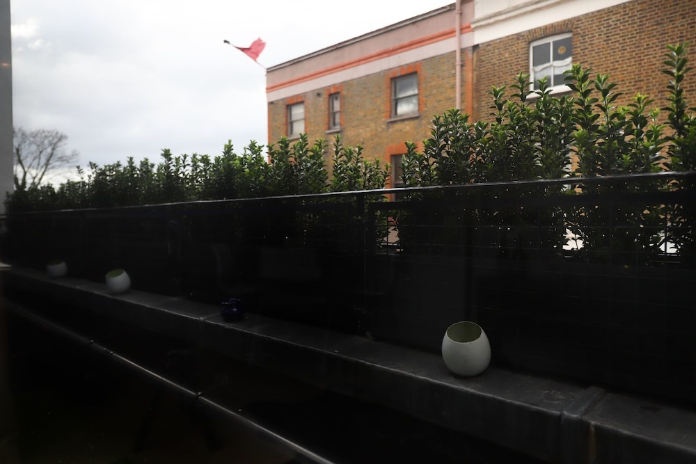 Stylish 1 Bedroom Flat With Balcony in North Kensington