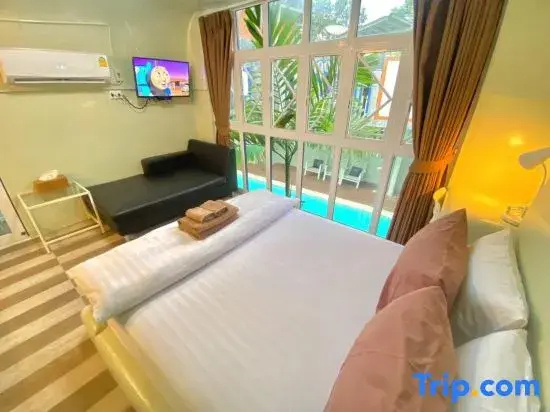 Standard Double Family room with pool view (twin beds)