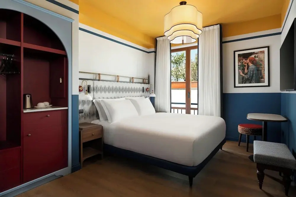 Classic Double room with courtyard view (full double bed)