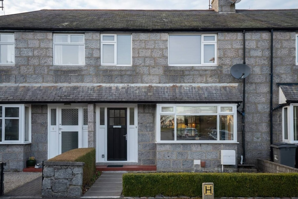 10-min to AB City Centre - Parking - Garden - Wifi