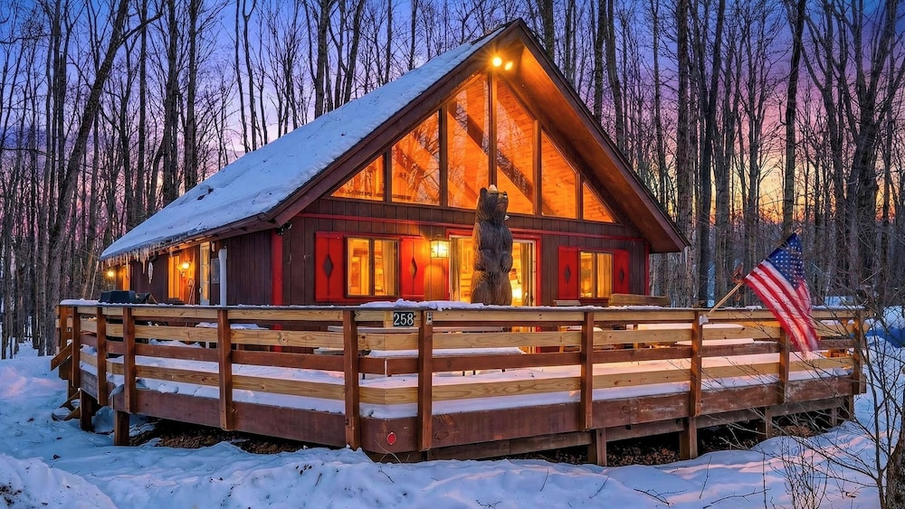 Evergreen Lodge by Avantstay Poconos Lake Cabin + Fireplace + Large Deck + Near Jack Frost & Kalahari