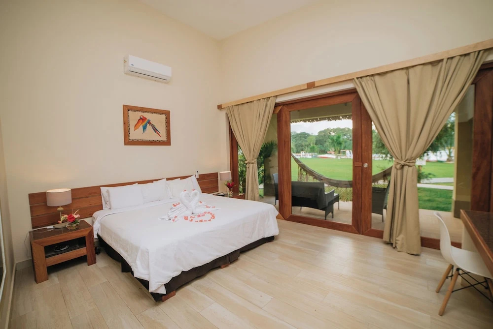 Standard Double room with lake view (full double bed)