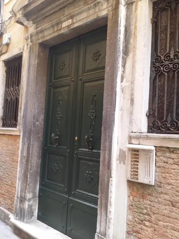 LUXURY and very central apartment in historical 1600 Palace with LIFT sanitize with OZONE