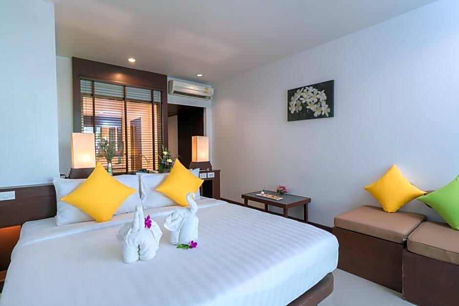 Трёхместный номер Deluxe с балконом в The Briza Beach Resort Khaolak