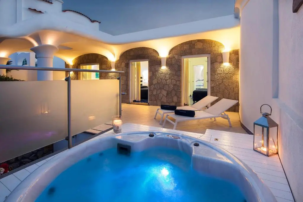 2 Bedrooms Luxury Apartment with garden view