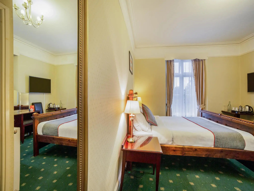 Deluxe Double room (full double bed)