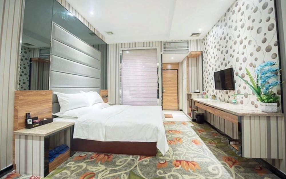 Junfu Hotel (Guangzhou Nanpu Metro Station)