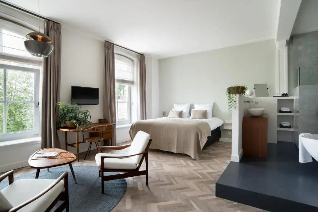 雙人套房，配有雙人床