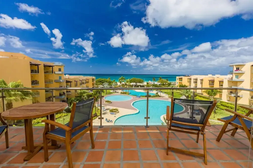Oceanfront Penthouse 4BR w Roof Top Deck w Jacuzzi Eagle Beach