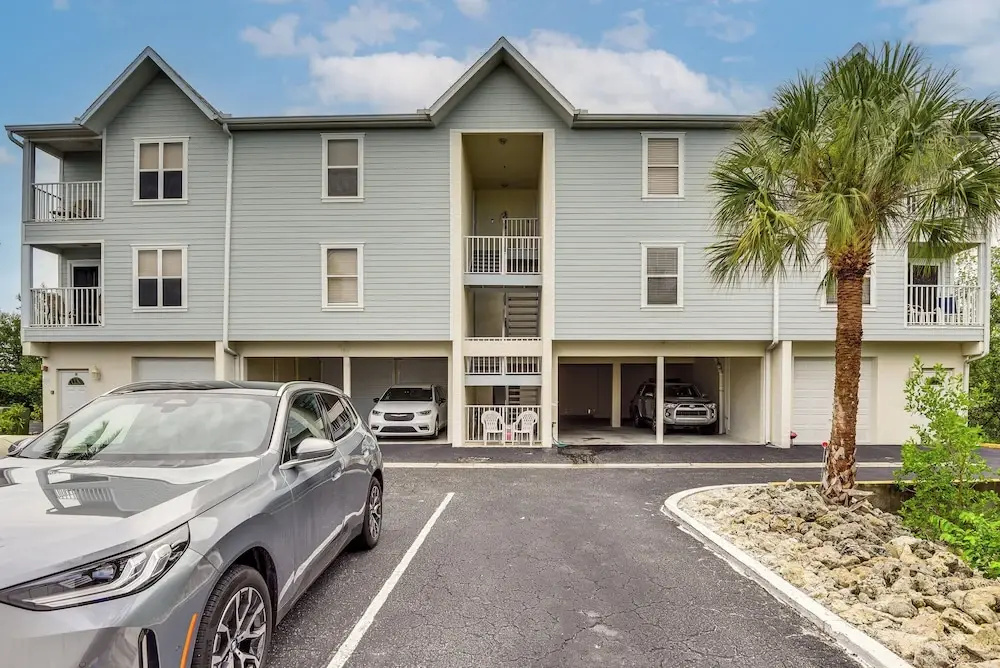 Walk to Manatee Public Beach: Cozy Getaway!