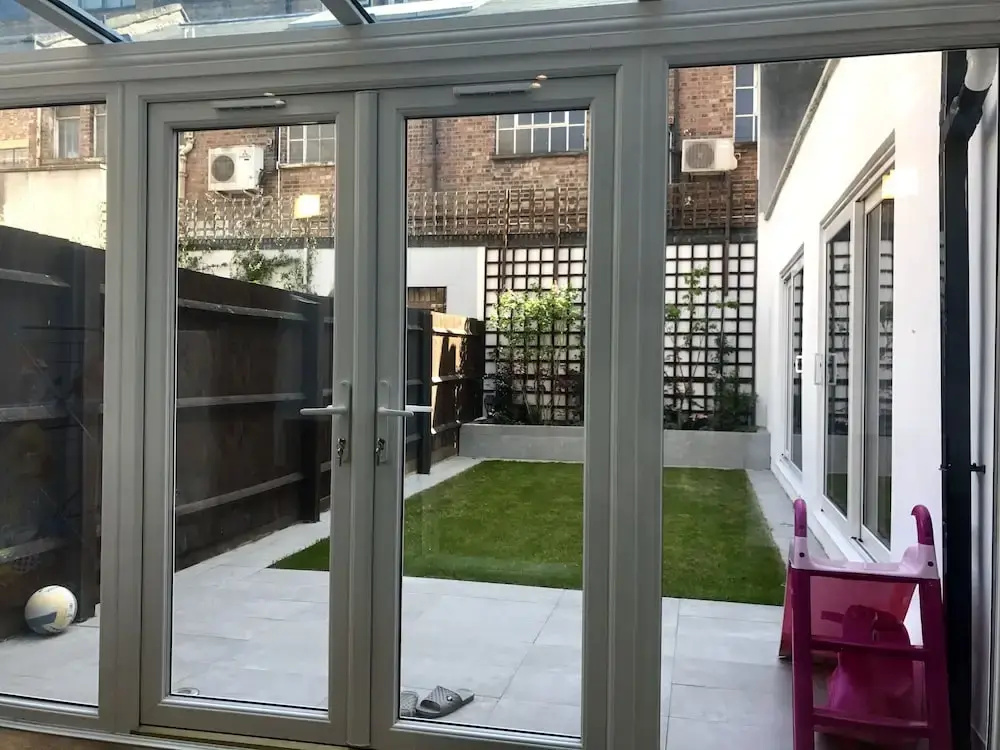 Spacious Flat With Private Patio Right by Kings X Station