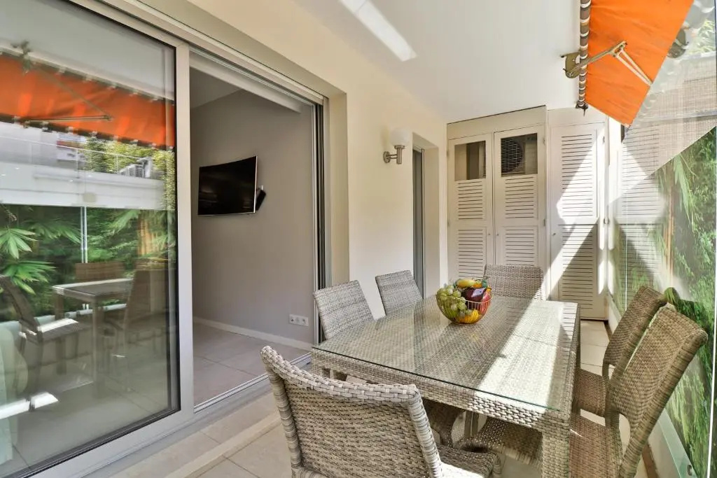 2 Bedrooms Apartment