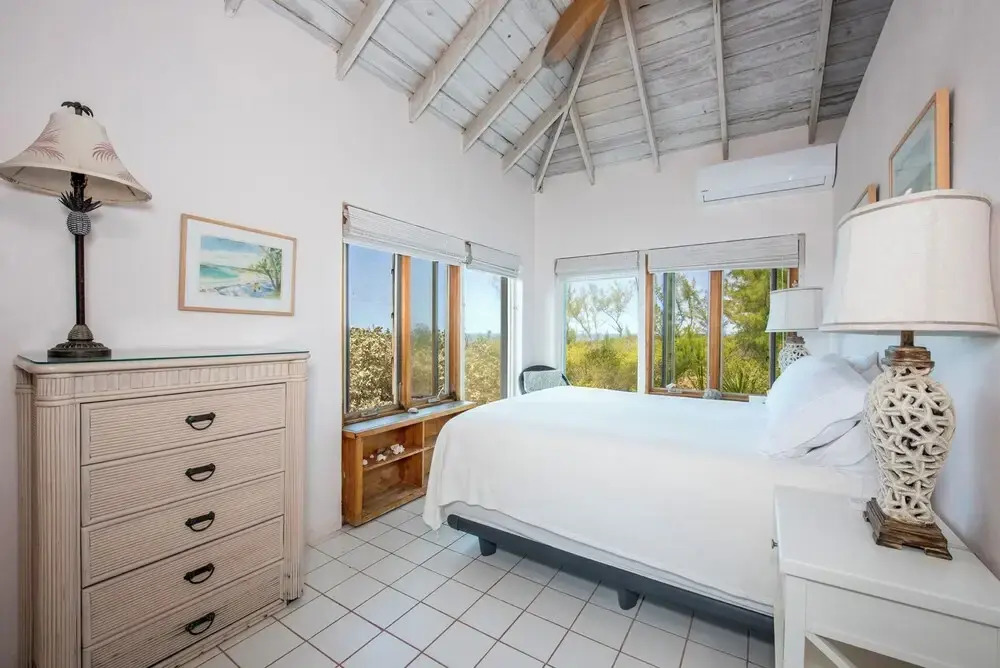 Pink Sands Retreat: Secluded Estate With Pool — фото