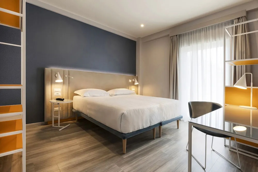 Classic Double room with balcony (full double bed)
