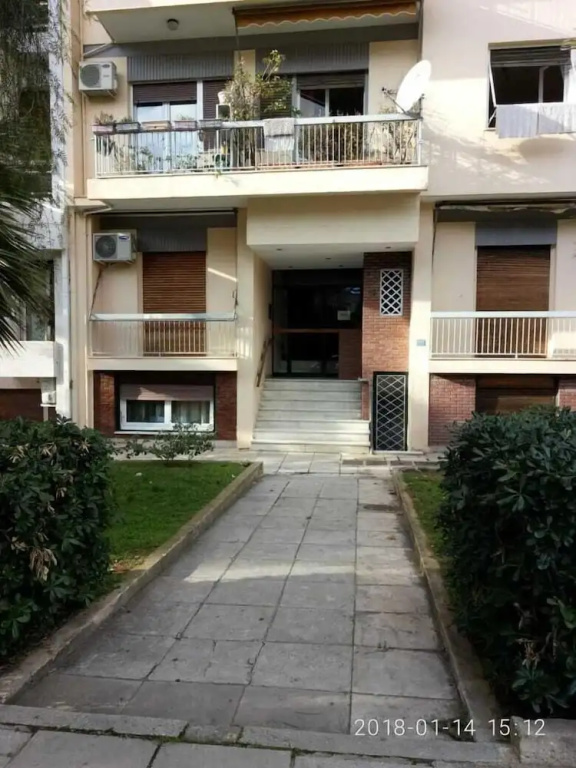 Modern ideally located studio apartment
