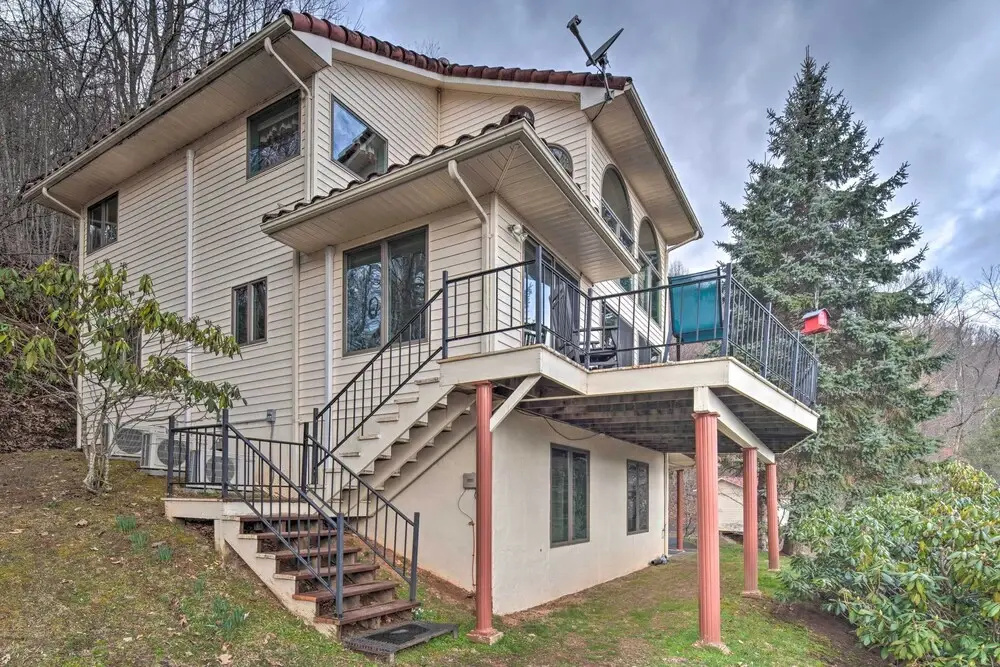 Burnsville Home w/ Deck & Panoramic Mountain Views - фото 6