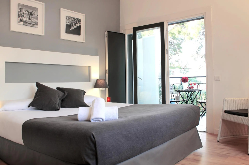 Standard Double room with balcony (full double bed)