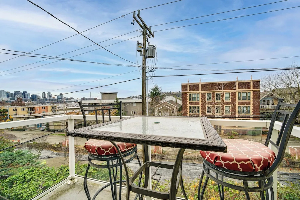 4 Mi to Lumen Field! Centrally Located Townhome