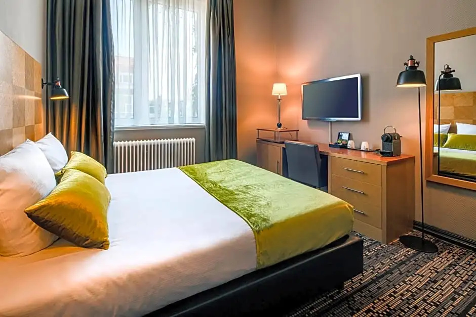 Small Double room (full double bed)